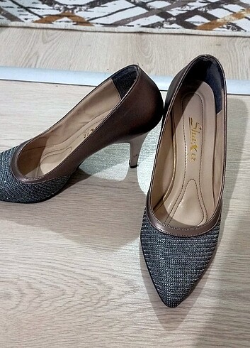Gri stiletto ayakkabı yeni