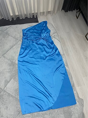 46 Beden Mavi saten tek omuzlu abiye elbise