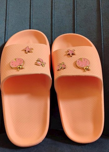 Pembe Nakışlı Kız Terliği Düğmeli