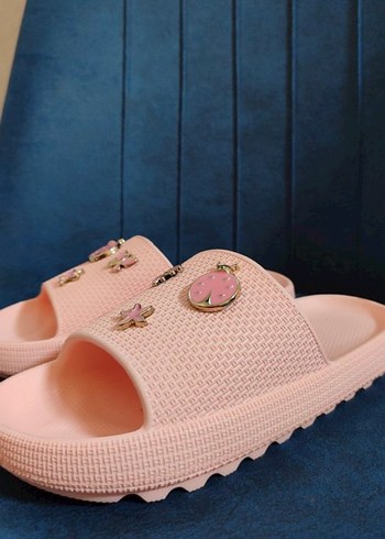 Crocs Pembe Nakışlı Kız Terliği Düğmeli