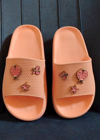 Crocs Düğmeli Pembe Nakışlı Kadın Terlik