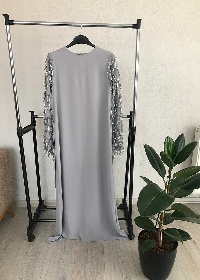 HÜLYA KESER kolları payetli gri elbise - Görsel 2