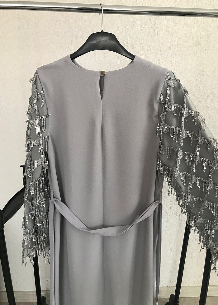 HÜLYA KESER kolları payetli gri elbise - Görsel 4