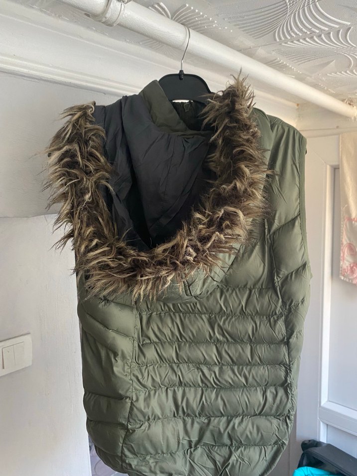 Gri Kadın Kürklü Kapüşonlu Yelek - Görsel 4