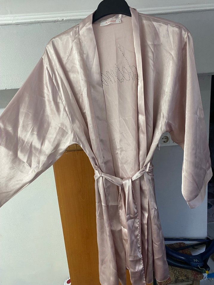 Uzun Kollu Parlak Bej Kadın Sabahlık - Görsel 3