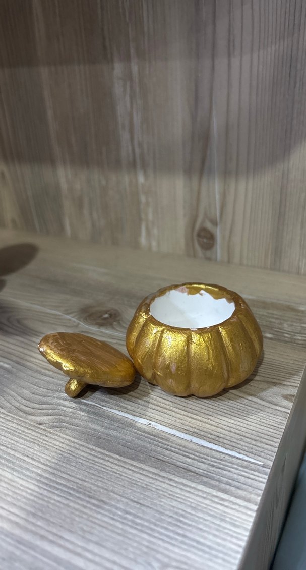 Parlak Altın Renkli Figür ve Kavanoz - Görsel 5