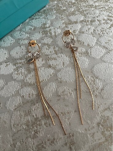 Çelik fiyonk taşlı sallantılı gold küpe