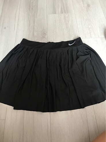 Nike pileli etek