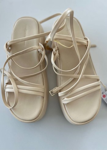 38 Beden Bershka Sandalet
