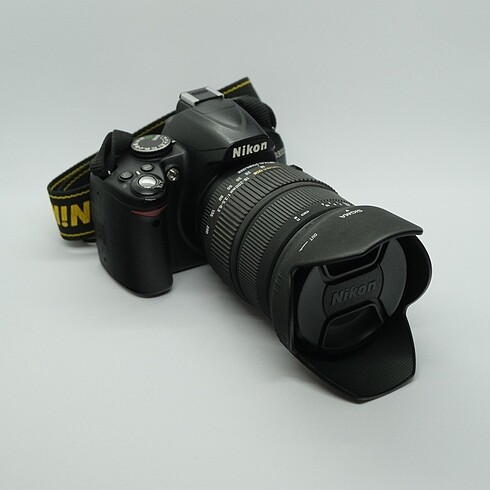Nikon D3000 + Sigma 18-200mm f/3.5-6.3 DC Macro OS