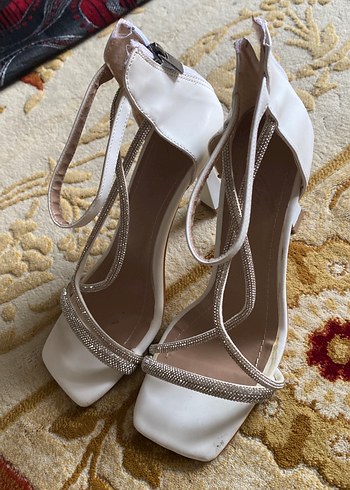 Beyaz Yılan Desenli Tokalı Stiletto