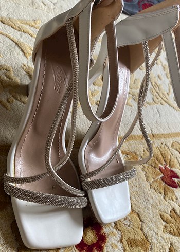 Beyaz Yılan Desenli Tokalı Stiletto - Görsel 6