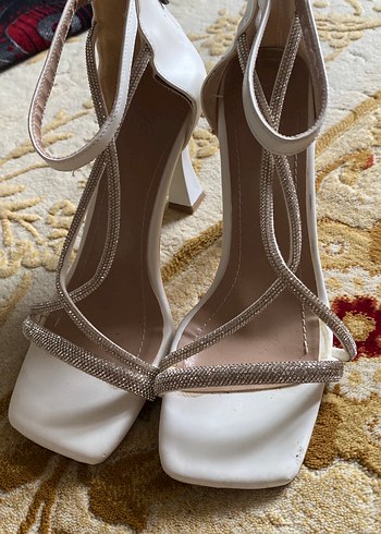 37 Beden Beyaz Yılan Desenli Tokalı Stiletto