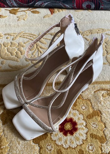 Diğer Beyaz Yılan Desenli Tokalı Stiletto