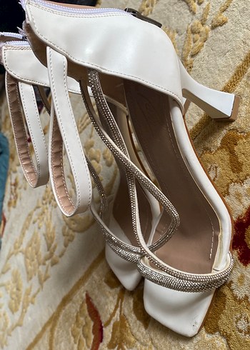 Beyaz Yılan Desenli Tokalı Stiletto - Görsel 5