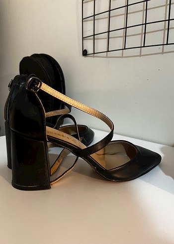 Nine West Kadın Siyah Deri Tokalı Topuklu Ayakkabı