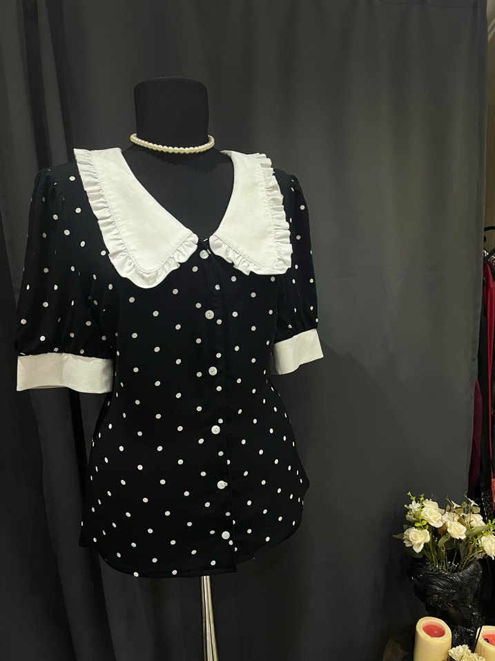 Siyah Puantiyeli, Düğmeli Kısa Kollu Bluz - Görsel 4