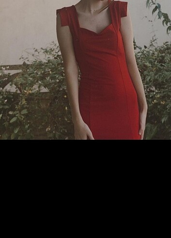 Kırmızı sırt detaylı yırtmaçlı elbise