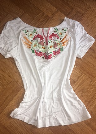 Çiçek desenli beyaz tshirt