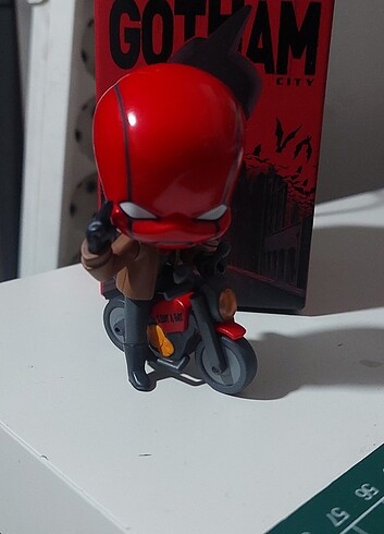 Pop mart Gotham red hood