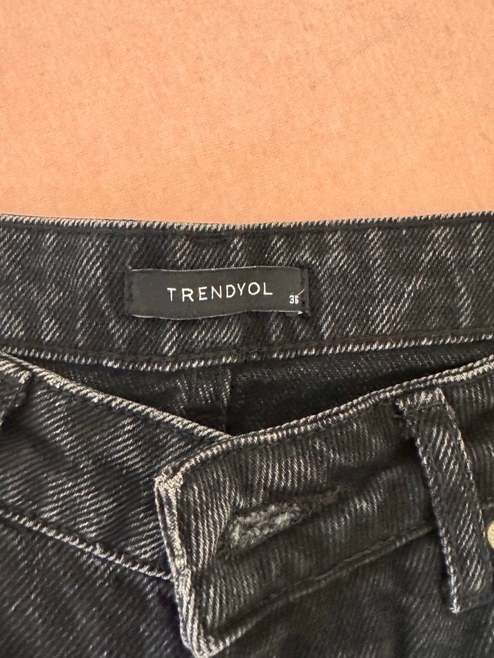 Siyah Yırtık Detaylı Bol Kesim Midi Kot Pantolon - Görsel 2