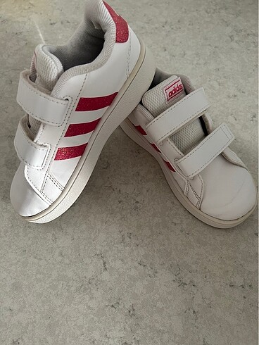 26 Beden beyaz Renk Adidas spor ayakkabı