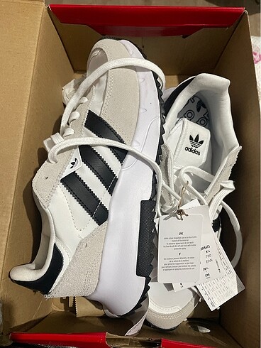 Adidas orijinal etiketli ayakkabı.