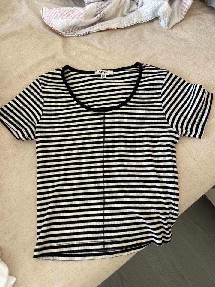 Siyah Beyaz Çizgili yuvarlak Yaka Kısa Kollu Tişört - Görsel 4