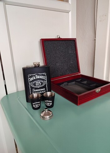 Ahşap kutulu Jack viski matarası