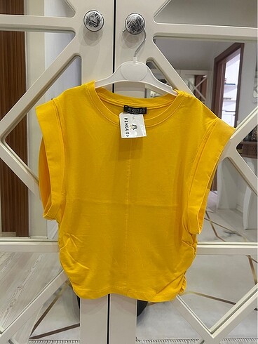 Yanı büzgülü crop tişört