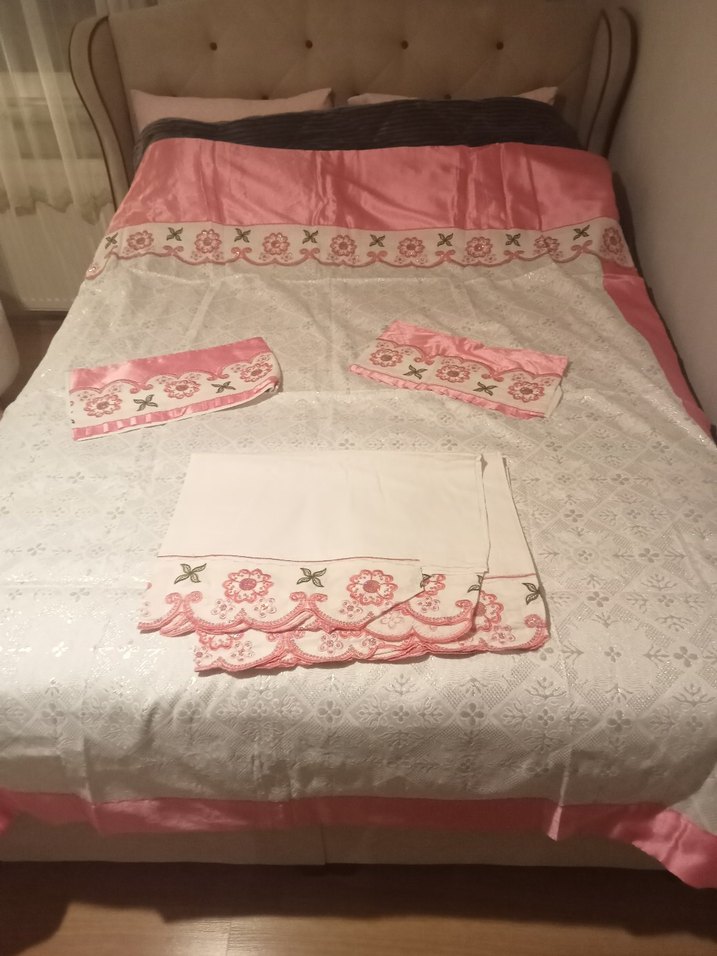 vintage Pembe Nakışlı Yatak Örtüsü - Görsel 3