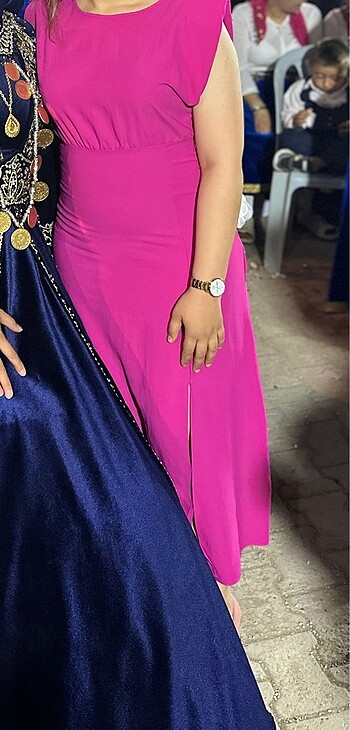 Pembe yırtmaçlı elbise