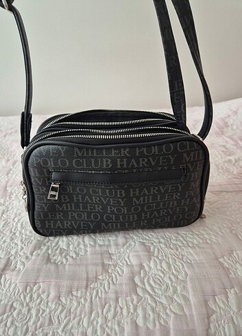 Beden Harvey Miller Polo Club markalı boyundan ve yandan askılı çanta.