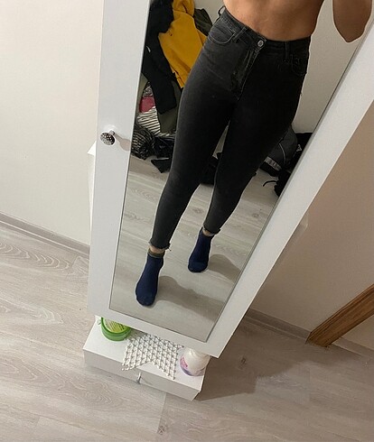 Gri füme skinny jeans paçası kesik