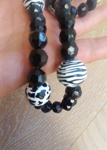 Beden Zebra Desenli Boncuklu Siyah kolye
