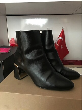 Zara Metalik Topuklu Deri Bot