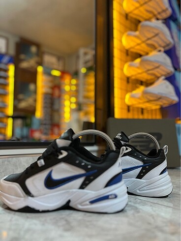 Nike Monarch