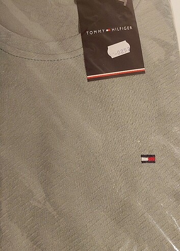 l Beden Tommy Hilfiger t-shirt