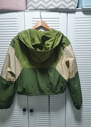 m Beden haki Renk Bershka yagmurluk