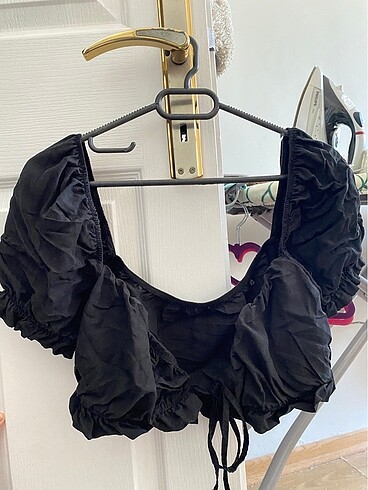 Iamnotbasic dekolteki crop