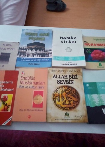 Çeşitli dini kitaplar, 9 adedin fiyatıdır.