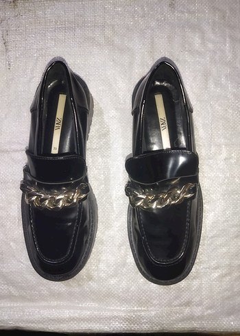 Zincir Detaylı Siyah Deri Kadın Loafer