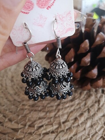 Otantik siyah boncuklu gümüş renk küpe 