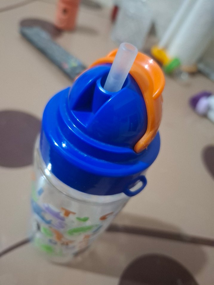 Çocuklar için pipetli renkli su matarası - Görsel 3