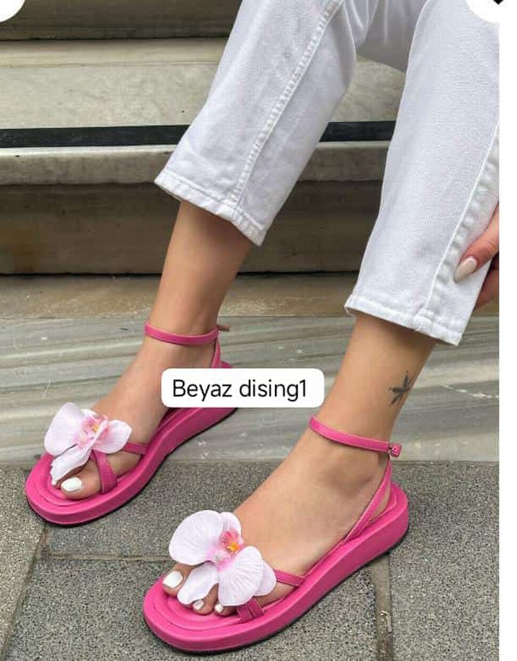 Çiçek Detaylı Beyaz Platform Topuklu Kadın Sandalet - Görsel 2