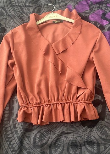 Trendyol & Milla Gül kurusu renginde Fırfırlı Mini V Yaka Bluz