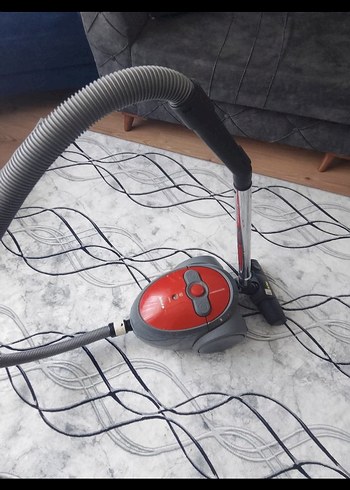 Gri ve Kırmızı Renkli Elektrikli Süpürge
