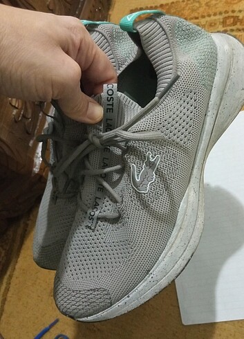 Lacoste Birkez giyilmiş yepyeni Lacoste spor ayakkabı