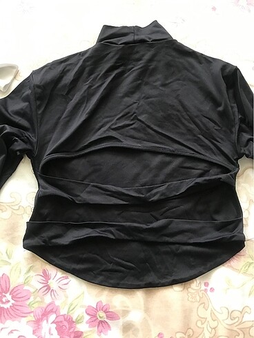 Bershka Sırt dekolteli crop