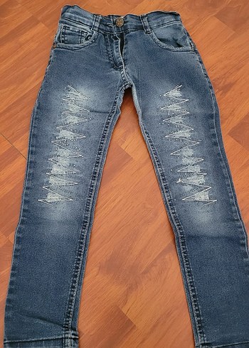 Nakış Detaylı Kemerli Kız Kot Pantolon